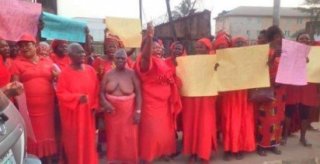 Edo women protests half nude against Oshiomhole’s move to probe Igbinedion