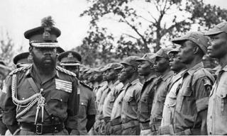 Ojukwu and Biafra Soldiers prepare to face Nigerian Soldiers in 1967